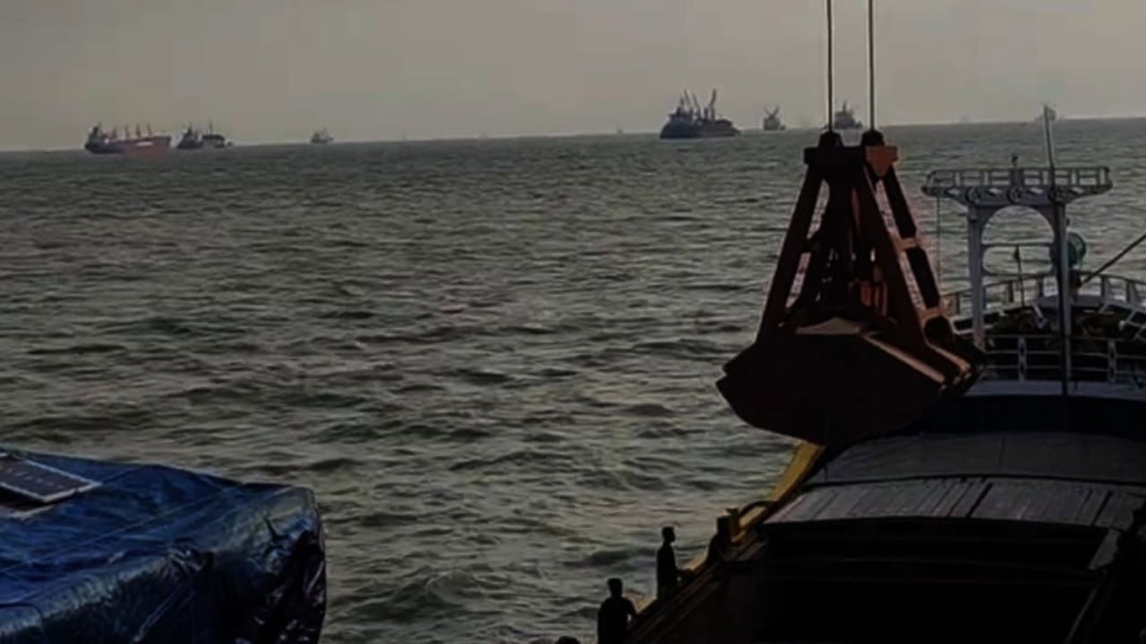 মোংলা বন্দরে তিন নম্বর সতর্কতা সংকেত, পণ্য খালাসসহ জনজীবনে স্থবিরতা
