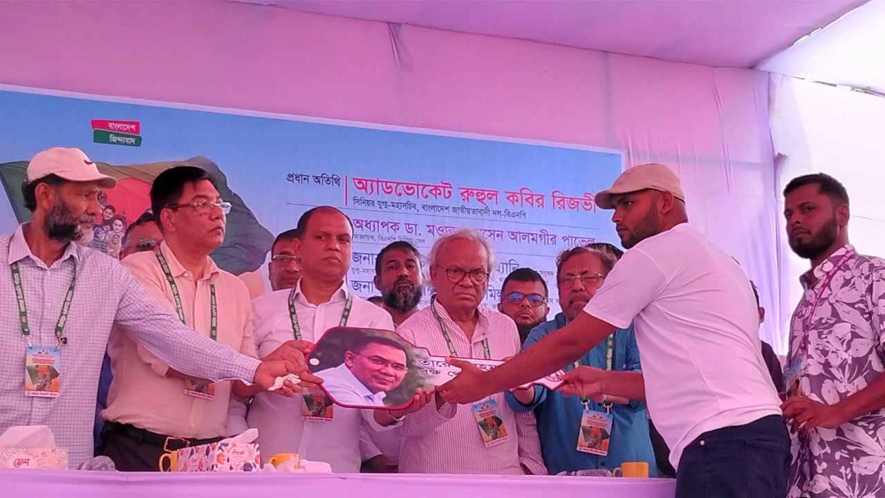 ছেলের চিকিৎসায় অটোরিকশা বিক্রি করা বাবার পাশে তারেক রহমান