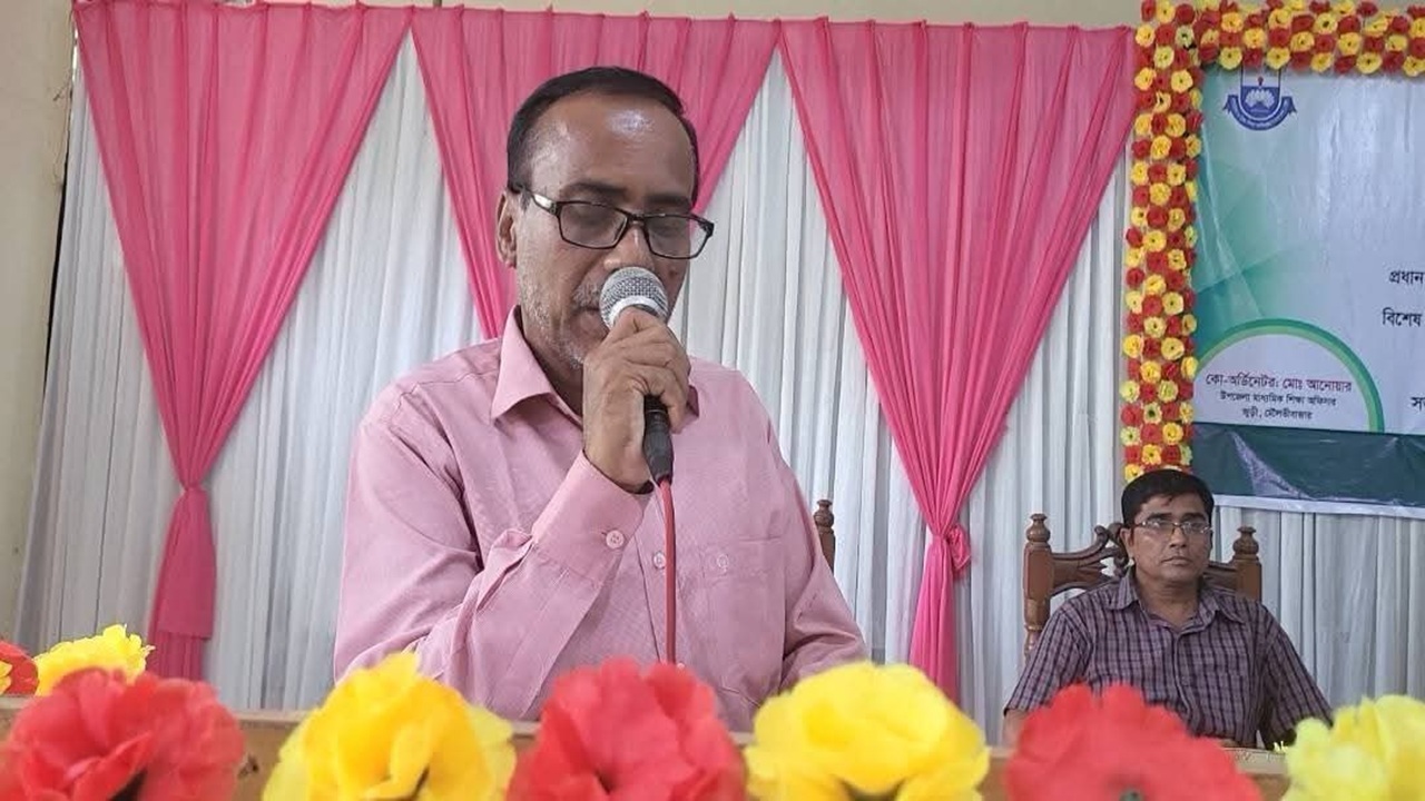 প্রশাসনের শিক্ষা অনুষ্ঠানে আওয়ামী লীগ নেতা, বিক্ষুব্ধ শিক্ষার্থীরা