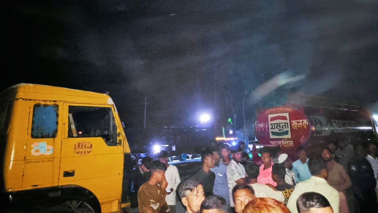 মোটরসাইকেল–ট্রাক সংঘর্ষে প্রাণহানি, ক্ষুব্ধ জনতার বিক্ষোভ–ভাঙচুর