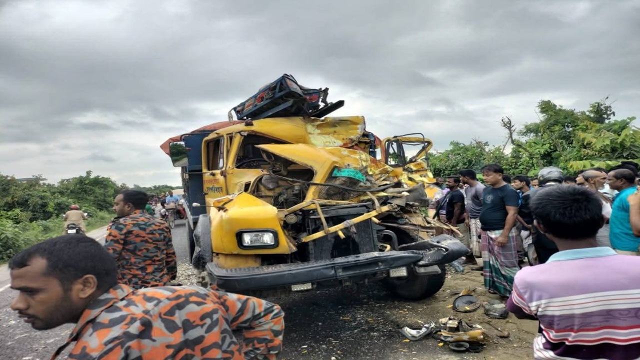 মান্দায় দুই ট্রাকের সংঘর্ষে হেলপার নিহত, আহত ১