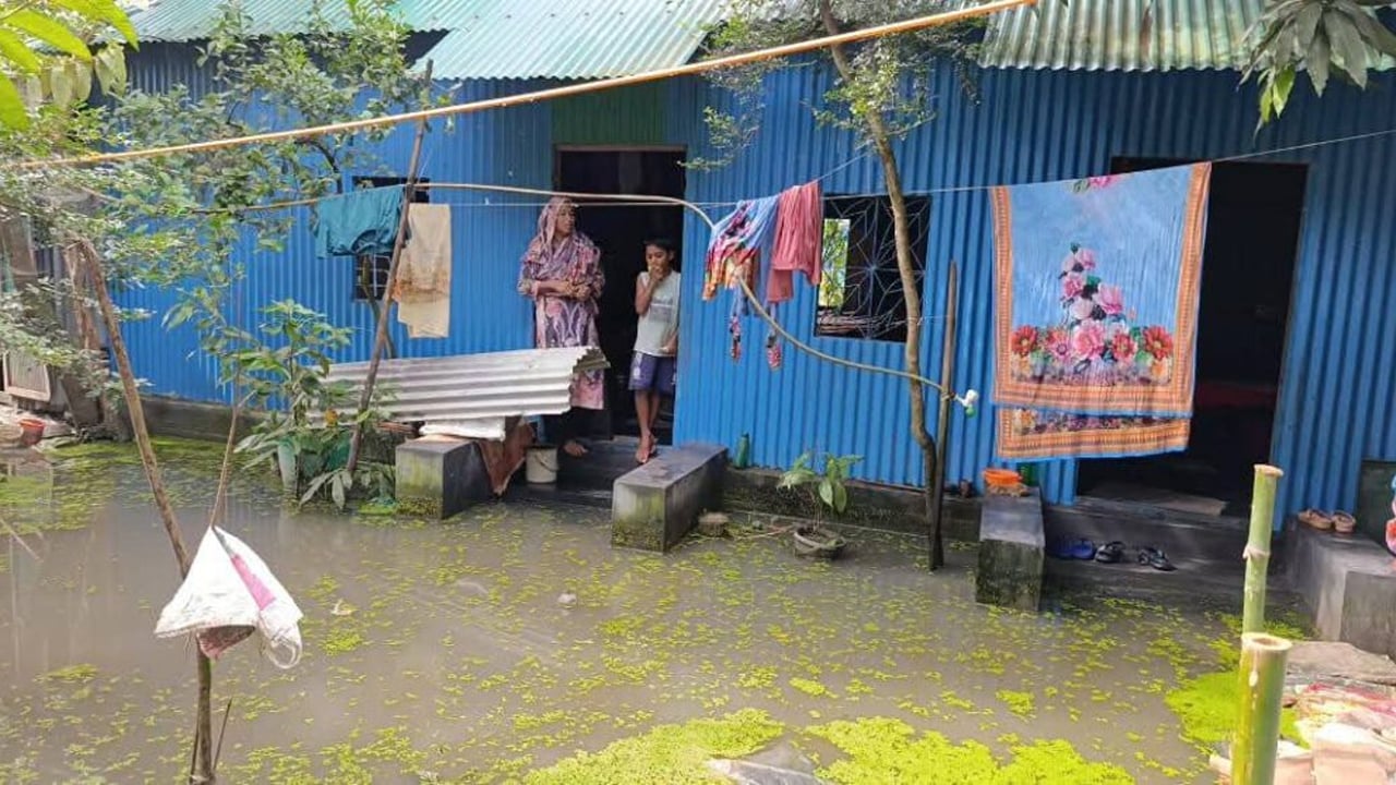 সোনারগাঁয়ে পানিবন্দি ১০ গ্রামের মানুষ, বাড়ছে পানিবাহিত রোগ