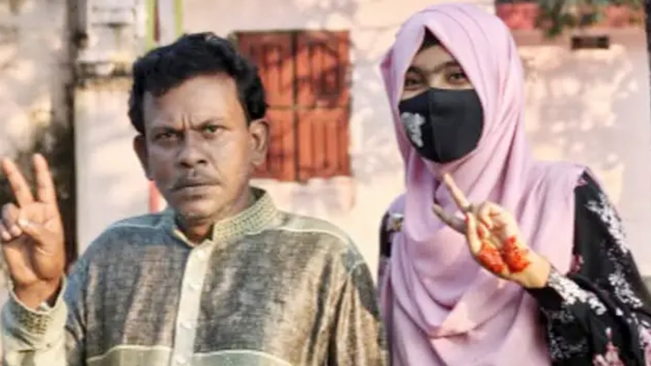 একসঙ্গে এইচএসসি পাস করলেন বাবা ও মেয়ে