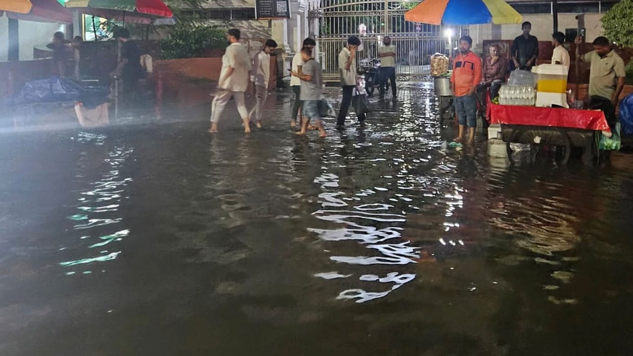 বৃষ্টির এক ঘণ্টাতেই পানির নিচে নিউমার্কেট, ভোগান্তিতে ক্রেতা-ব্যবসায়ী 