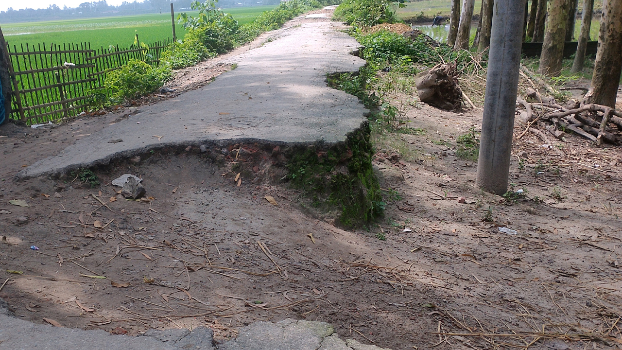 পথ আছে পথিক নেই, চলছে না যানবাহনও