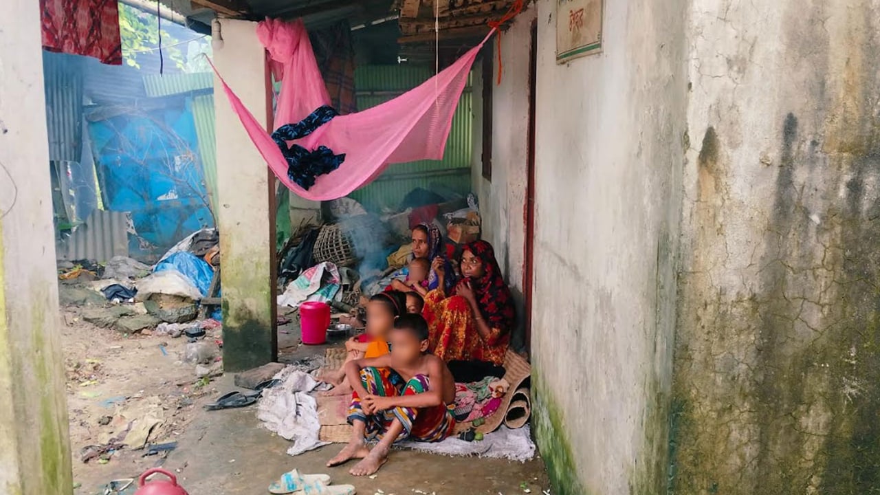 সুদ দিতে না পারায় ঘরে তালা, বারান্দায় থাকে পরিবার