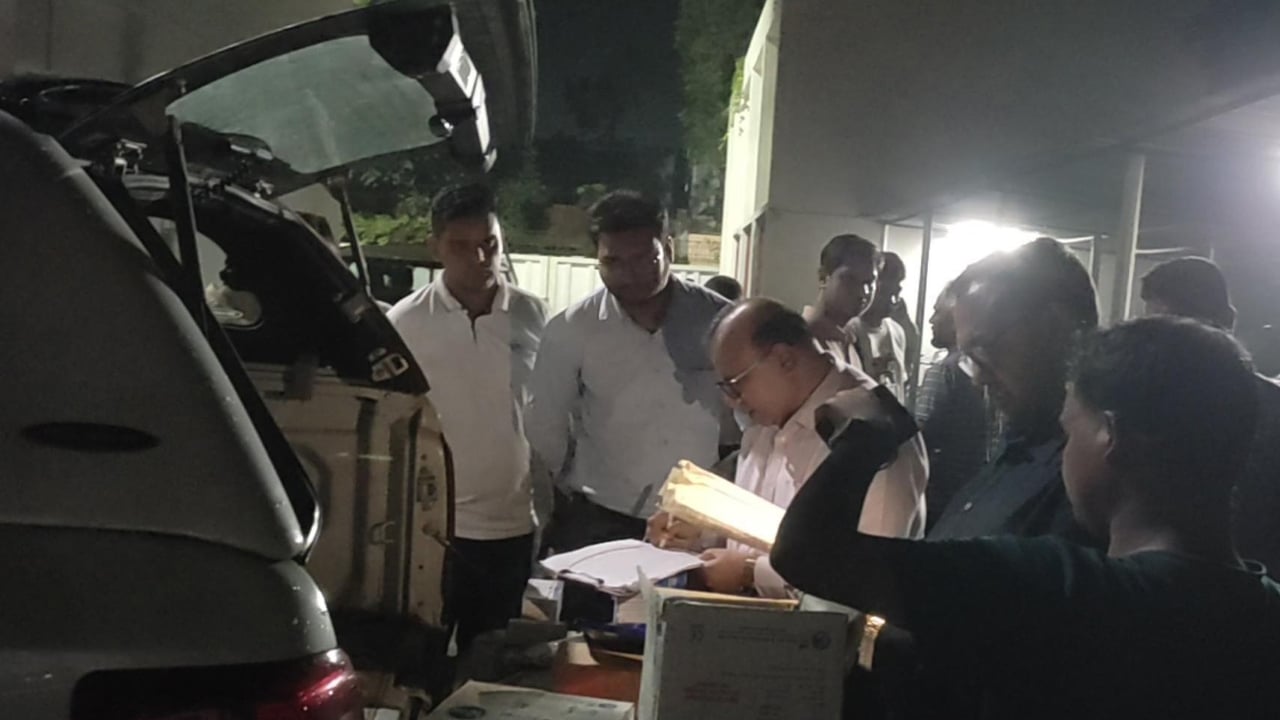 মেয়াদোত্তীর্ণ ওষুধ জব্দ করলেন মৎস্য ও প্রাণিসম্পদ উপদেষ্টা