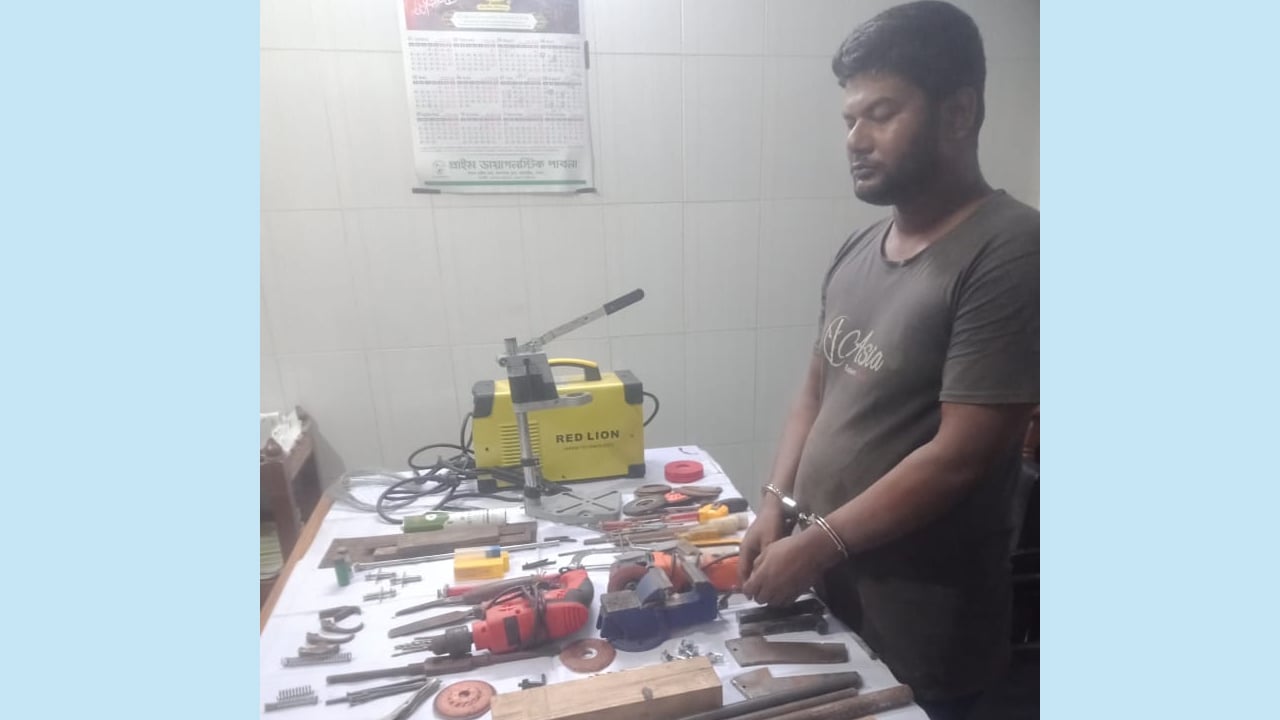 সাঁথিয়ার চতরাবিলে অস্ত্রের কারখানা, গ্রেপ্তার ১