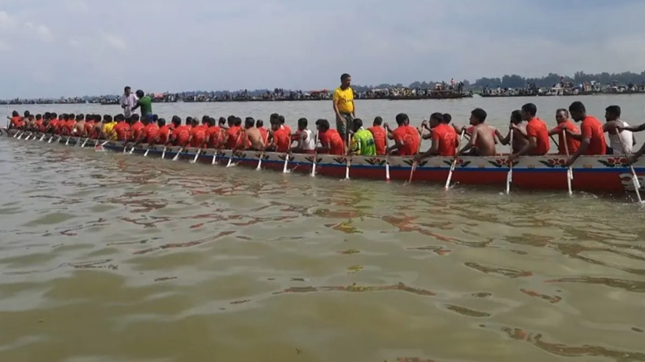 ৪০ বছর পর চলনবিলে ঐতিহ্যবাহী নৌকা বাইচ প্রতিযোগিতা