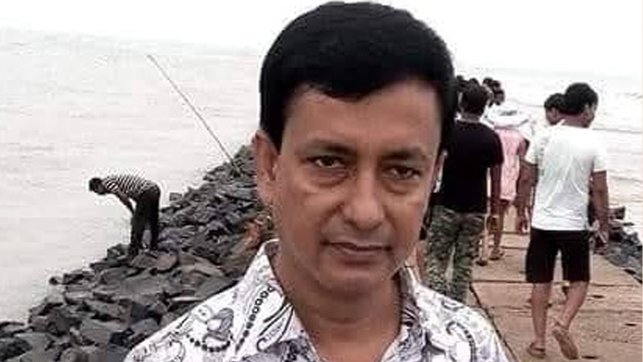 পাবনার এক স্কুলের প্রধান শিক্ষক ভারতীয় নাগরিক!