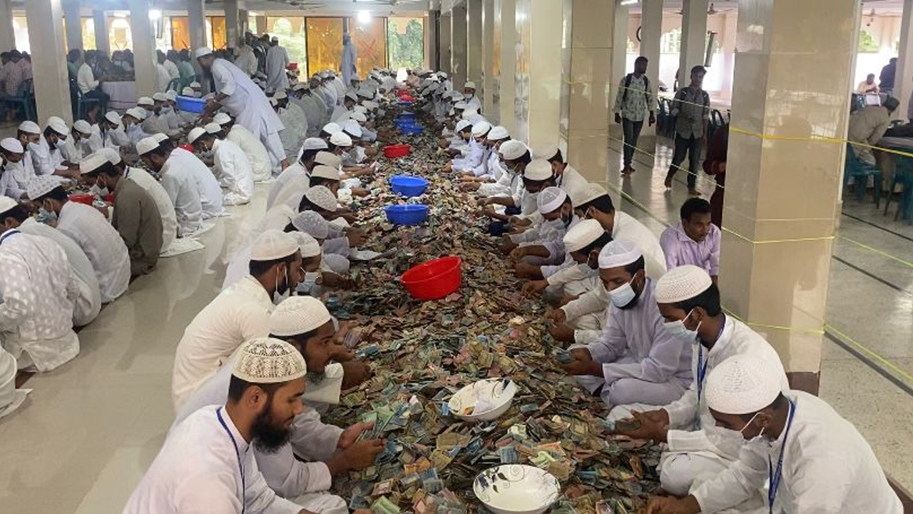 পাগলা মসজিদের সিন্দুকে মিলেছে ৩২ বস্তা টাকা
