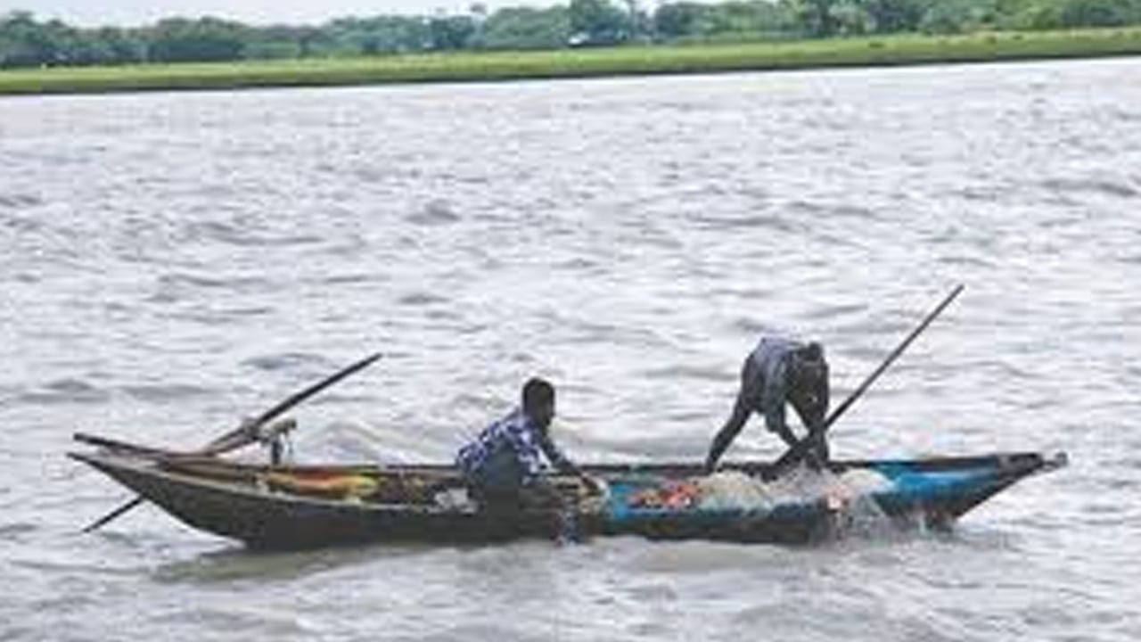 নিষেধাজ্ঞা অমান্য করে ইন্দুরকানীতে চলছে ইলিশ শিকার