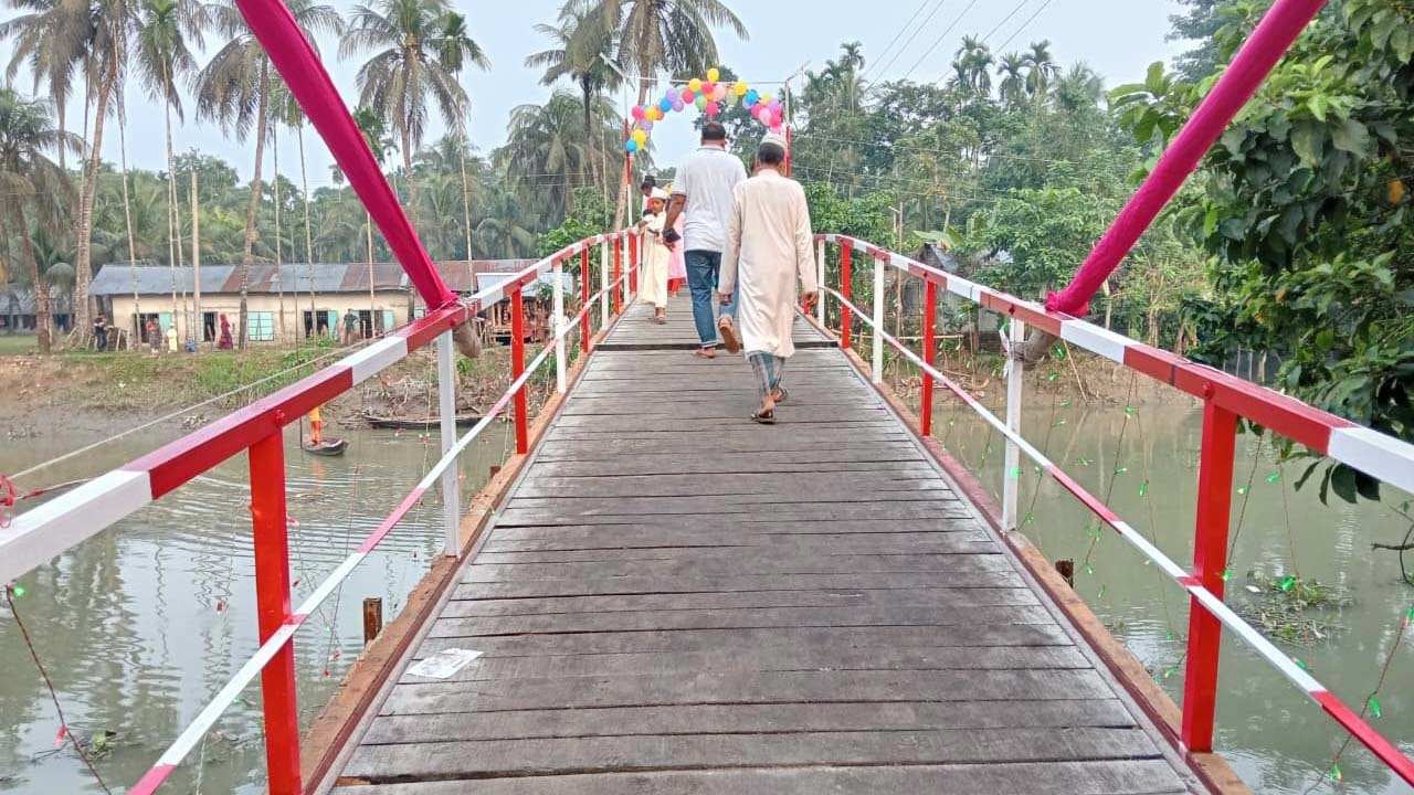 স্থানীয়দের উদ্যোগে নির্মিত সেতু উদ্বোধন করলেন এডিসি