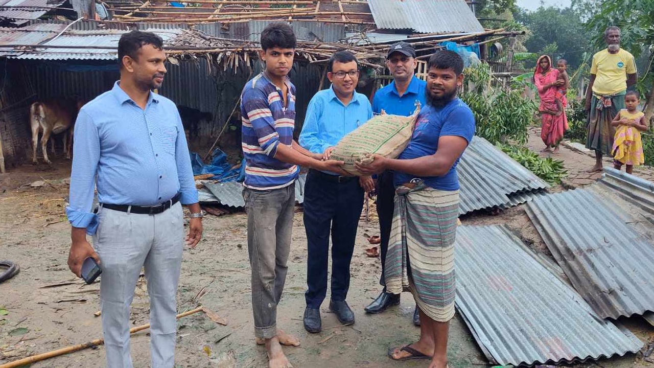 ঝড়ে লন্ডভন্ড ঘরবাড়ি-ফসল, ত্রাণের অপেক্ষায় ক্ষতিগ্রস্তরা