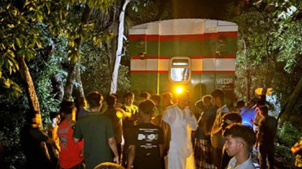 পটিয়ায় ১৯ বগি রেখে ঢাকাগামী পর্যটন এক্সপ্রেসের ইঞ্জিন চট্টগ্রামে
