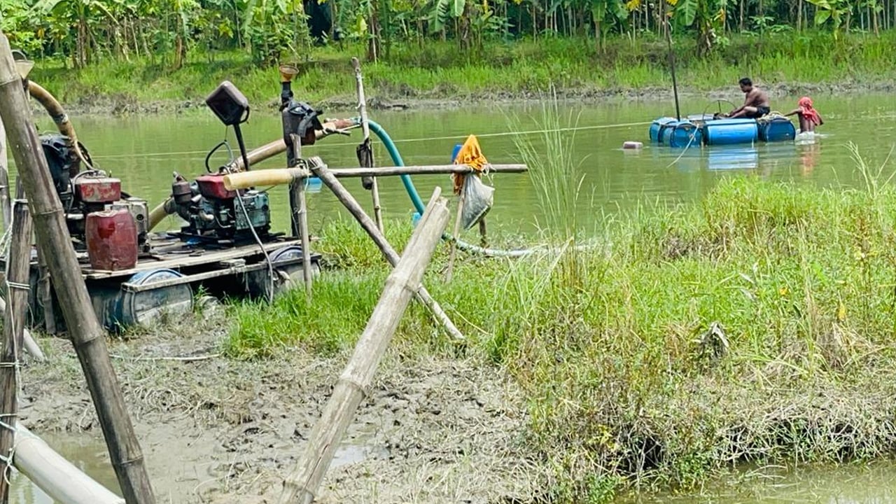 রায়পুরে ড্রেজার দিয়ে বালু উত্তোলন, হুমকির মুখে জনবসতি