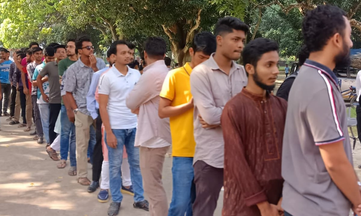 রাকসু: উচ্ছ্বাস নিয়ে ভোট দিচ্ছেন শিক্ষার্থীরা