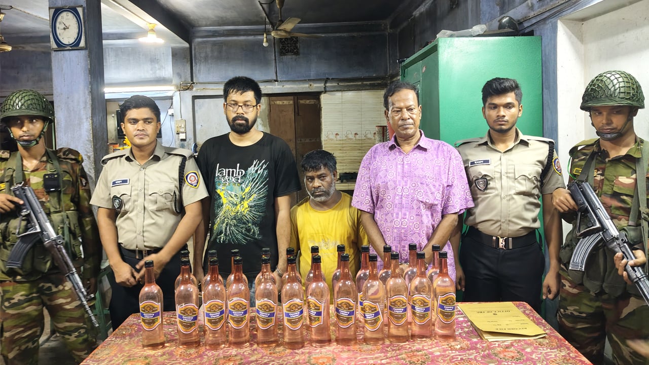 ফার্মেসির আড়ালে মদ বিক্রি, গ্রেপ্তার ৩
