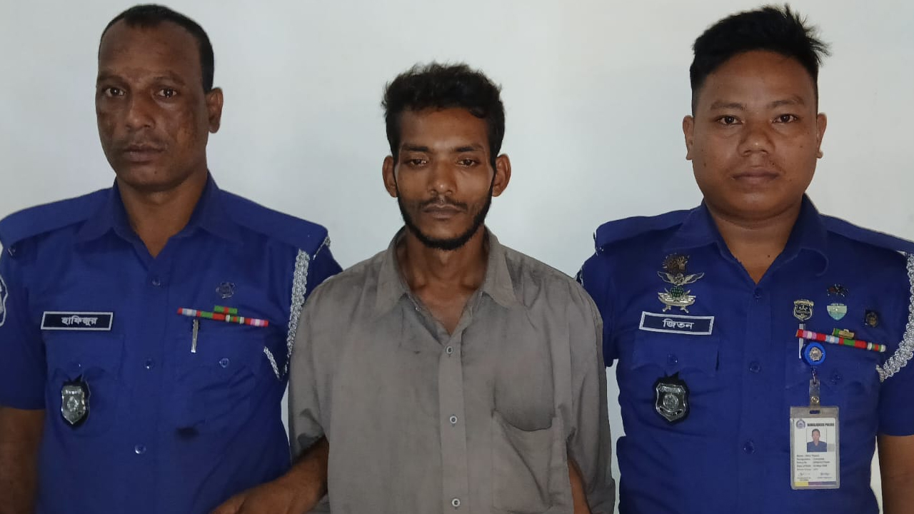 রামগড়ে দাদি ও ফুপুকে হত্যাকারী সাইফুল আটক