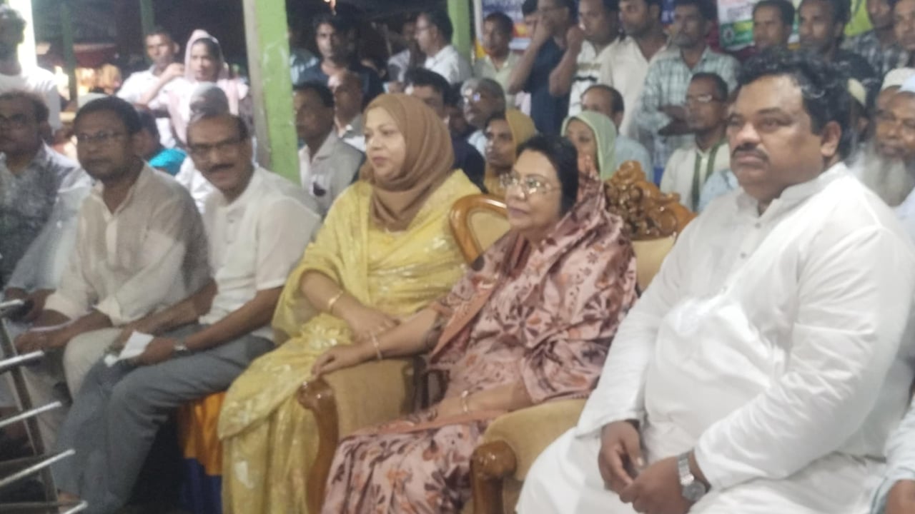 সৈয়দ কালুশাহর মাজারে গেলেন আফরোজা খান রিতা