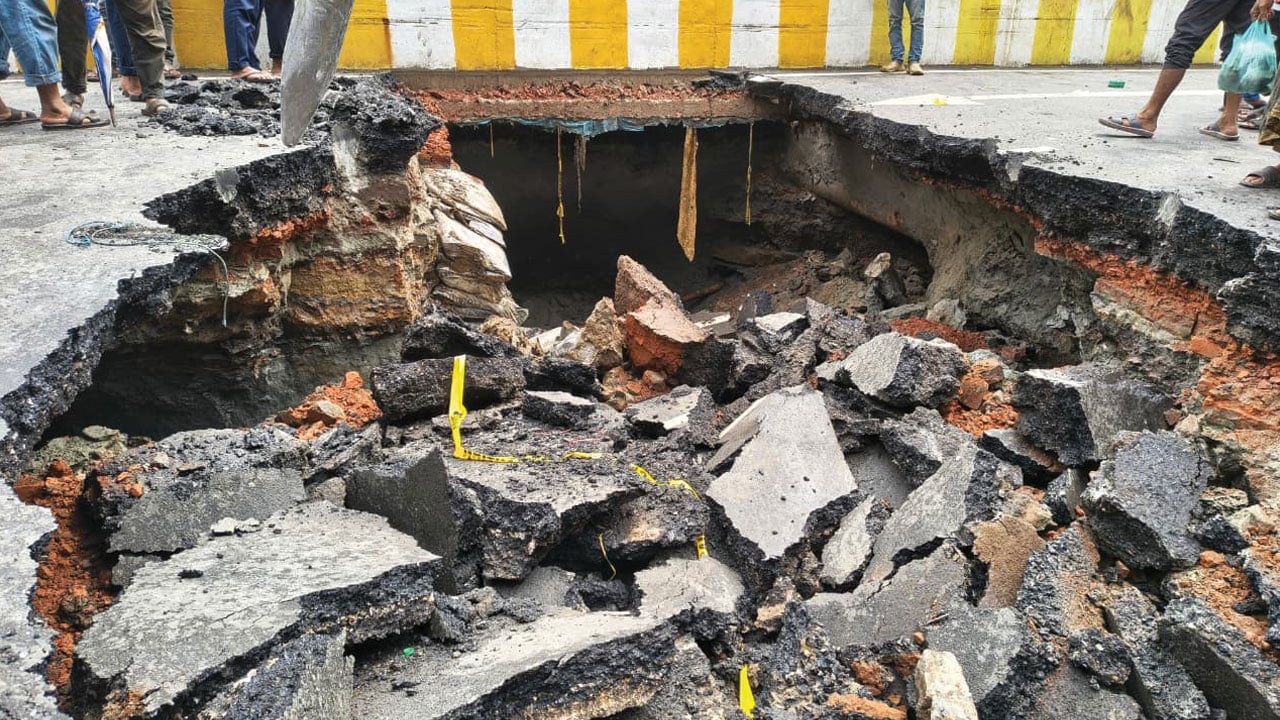 পুরান ঢাকার ধোলাইখাল সড়কে ধস, যান চলাচল বন্ধ
