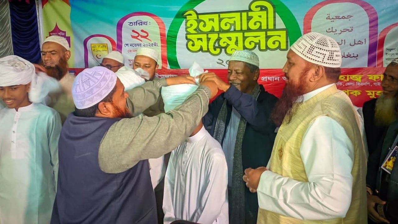 সাঘাটায় হাফেজ শিক্ষার্থীদের পাগড়ি পরালেন বিএনপির প্রার্থী