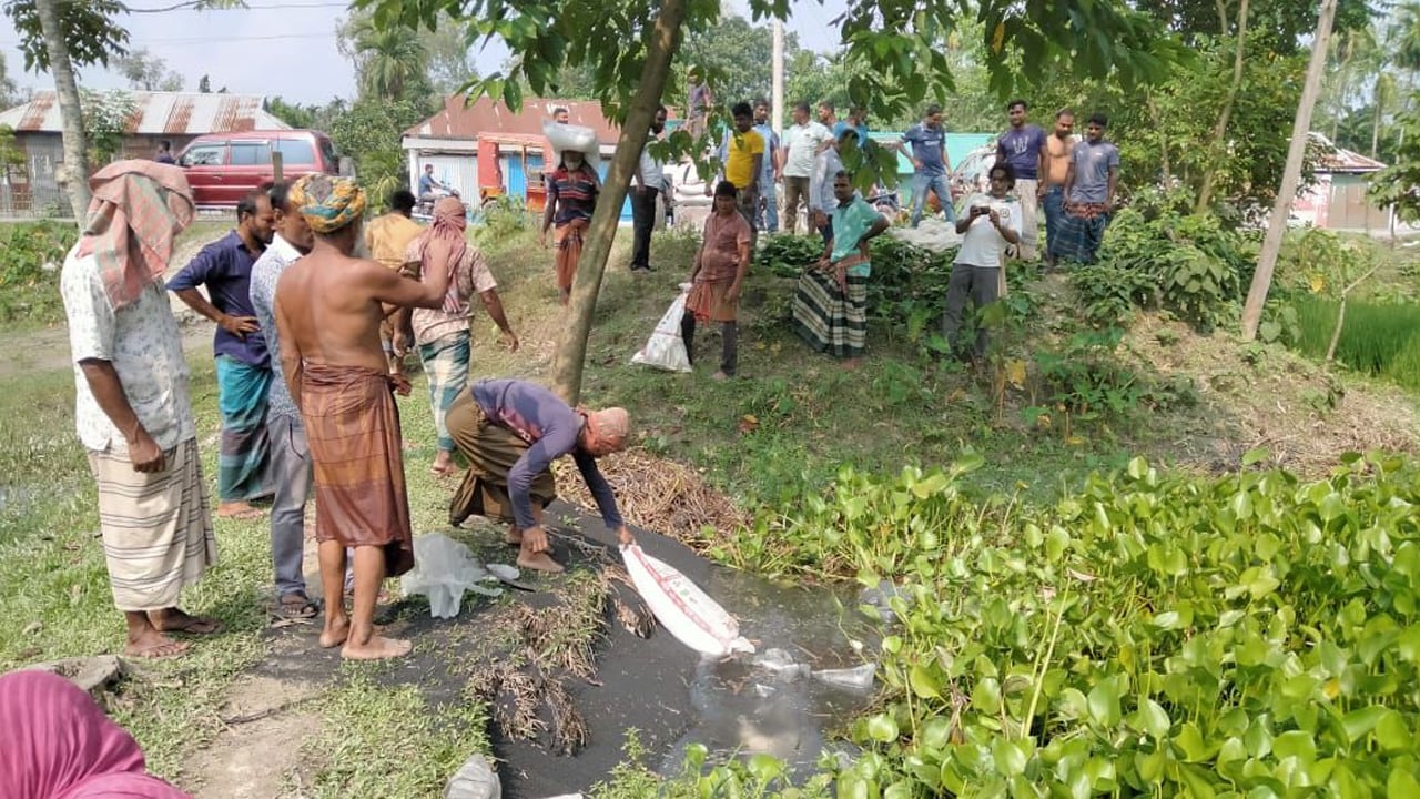 ৭৬ বস্তা ভেজাল সার আটকের পর ধ্বংস