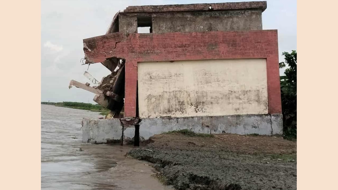পদ্মায় বিলীন বিদ্যালয় ভবন, পড়ালেখা বন্ধ শিক্ষার্থীদের