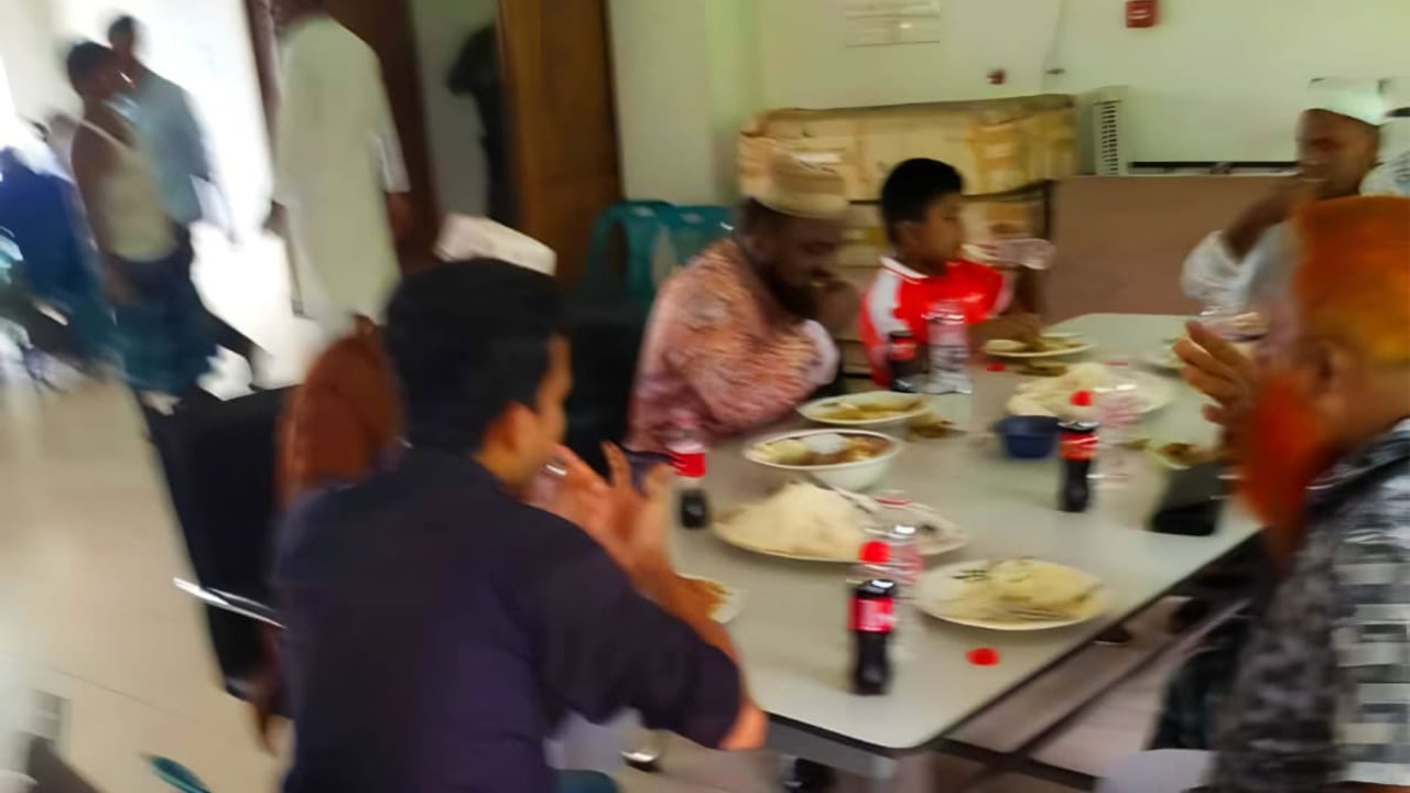 থানার ভোজে অতিথি যুবলীগ নেতা, সমালোচনার ঝড়