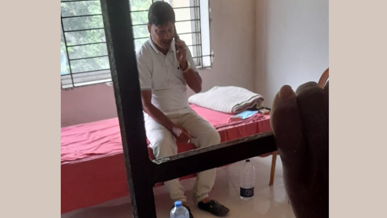 থানায় সাজাপ্রাপ্ত বিএনপি নেতাকে জামাই আদর