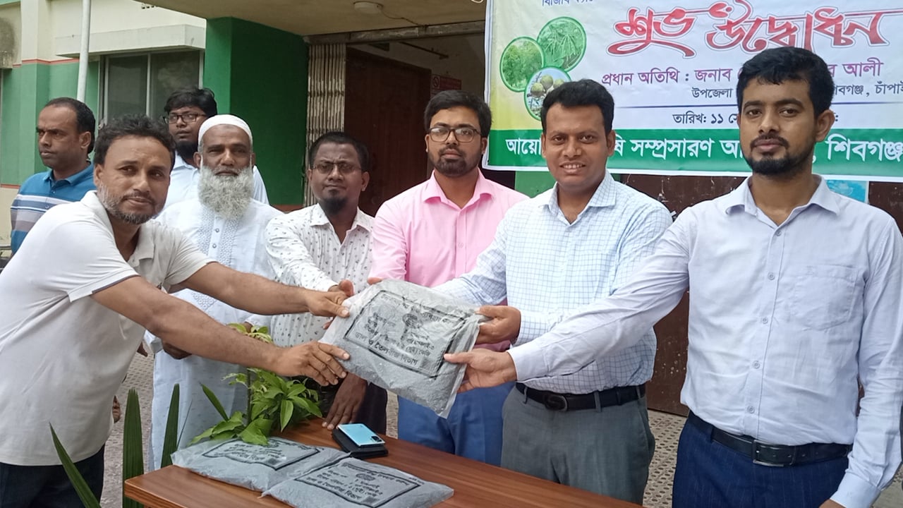 ২ হাজার ৪০০ কৃষকের মাঝে বীজ-রাসায়নিক সার বিতরণ