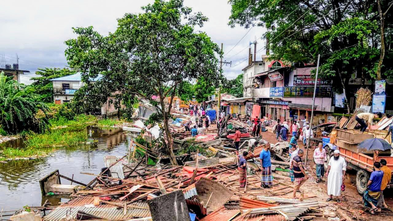 দখল করা জায়গার দুই শতাধিক অবৈধ স্থাপনা উচ্ছেদ