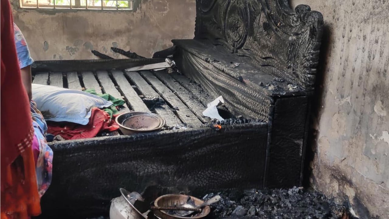 গভীর রাতে ভয়াবহ অগ্নিকাণ্ড, ক্ষতি ২০ লাখ টাকা