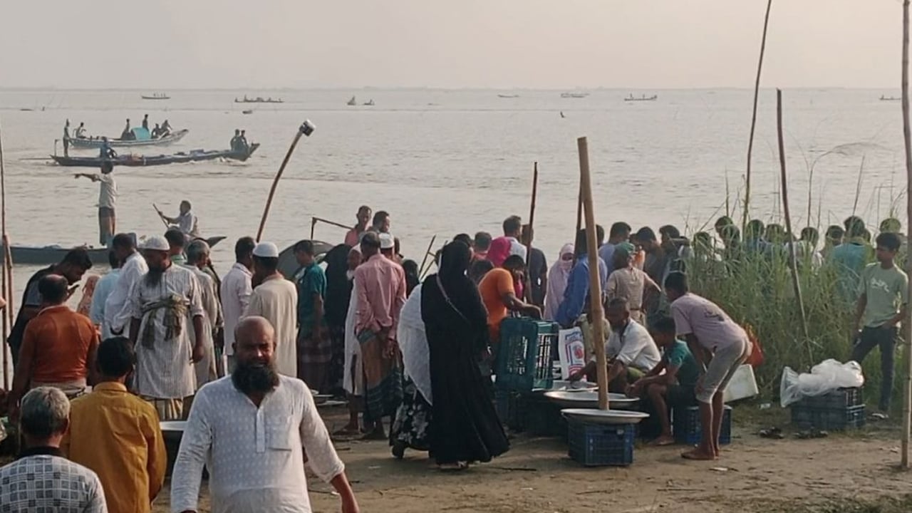 নিষেধাজ্ঞা অমান্য করে ইলিশ ধরায় ৯ জেলে আটক, জরিমানা