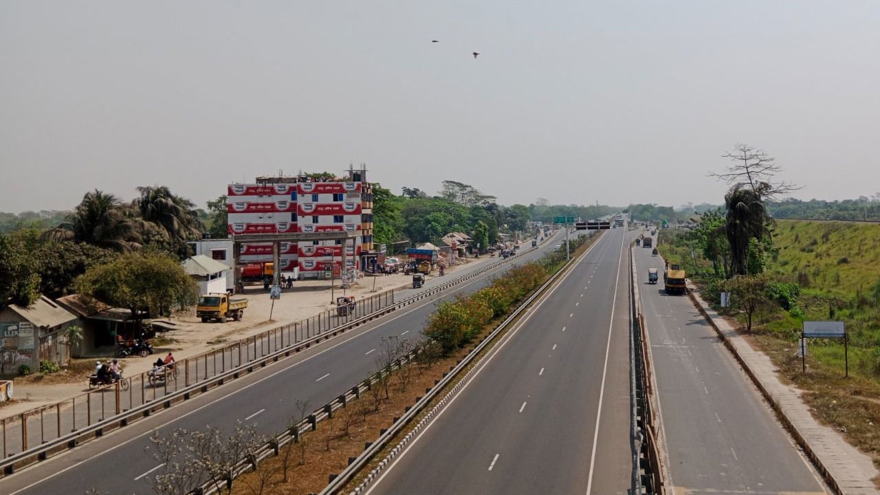 বাস-কাভার্ডভ্যান সংঘর্ষে নিহত ১ আহত ১২