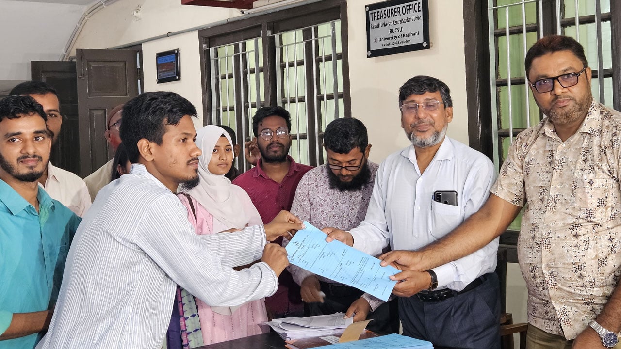 রাকসুর প্রথম প্রার্থী হিসেবে মনোনয়নপত্র নিলেন সজিবুর রহমান