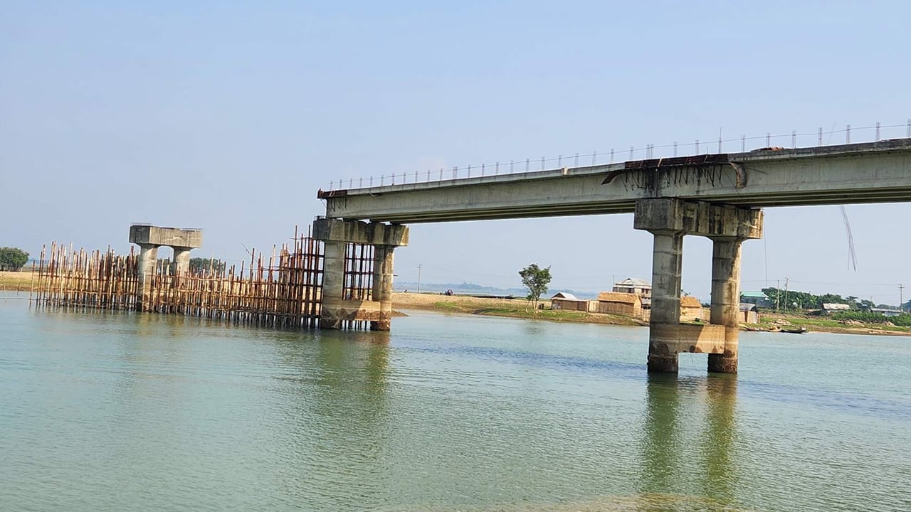 ৭ বছরেও শেষ হয়নি সেতুর কাজ, ভোগান্তিতে লক্ষাধিক মানুষ