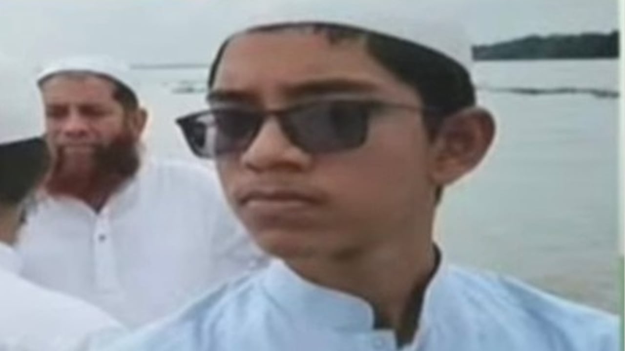 মা-বাবার সামনে সাগরে ডুবে নিখোঁজ সন্তান
