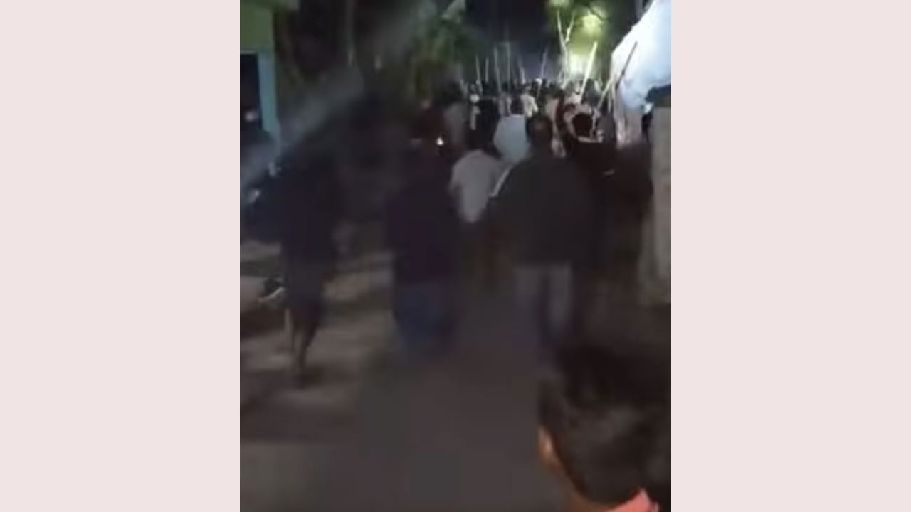 মুরগি চুরির জেরে দুই গ্রামের সংঘর্ষে আহত ৫০