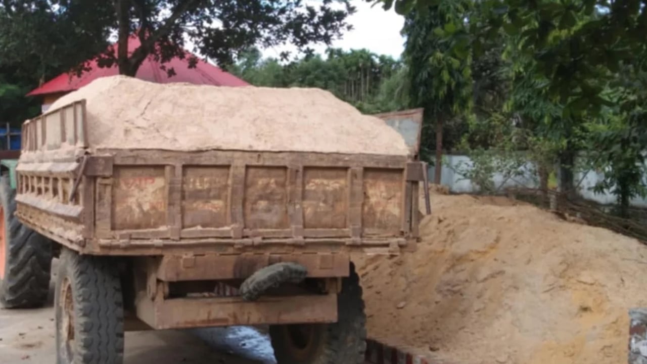 বালুপাচারের দায়ে ট্রলিচালকের ৫০ হাজার জরিমানা