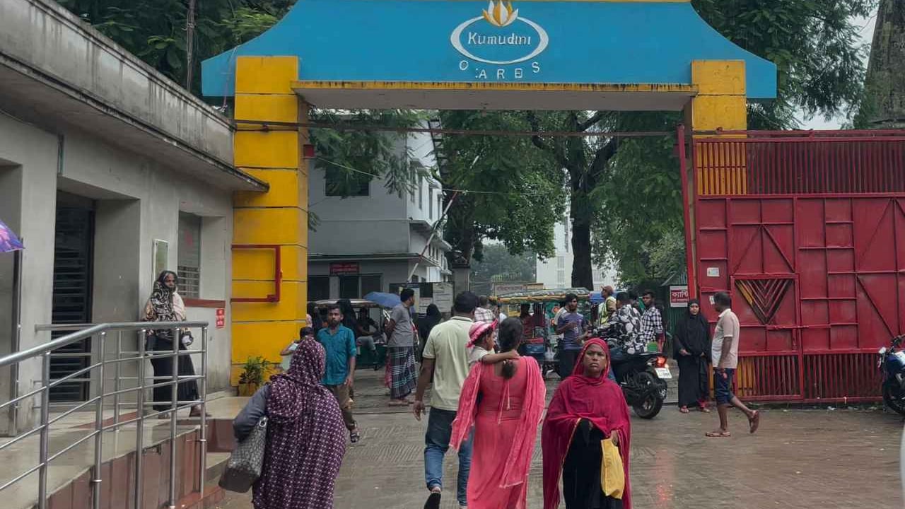 অ্যাম্বুলেন্সে ট্রাকের ধাক্কা, নিহত ১ আহত ৩