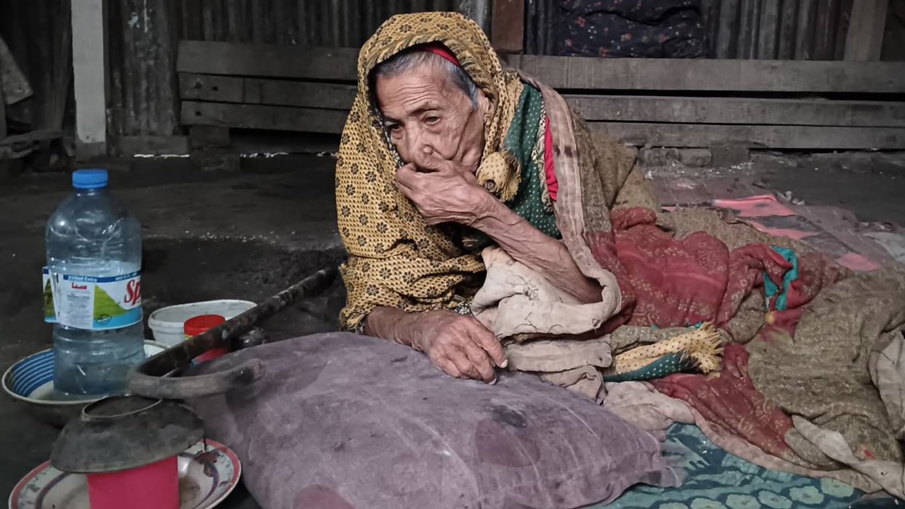 শতবর্ষী মা সহিনার খোঁজ নেন না তিন সন্তান