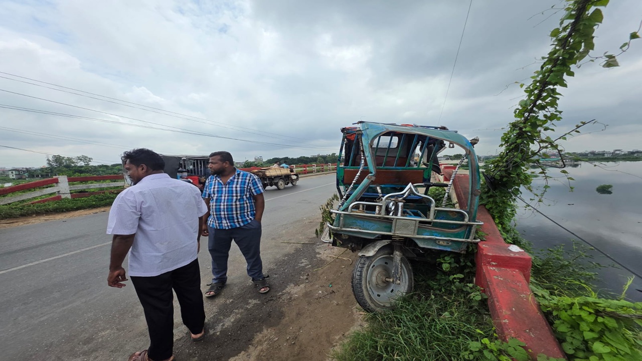 টঙ্গীতে বাসের ধাক্কায় নিহত ১, আহত ৩