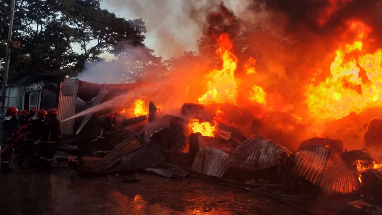 টঙ্গীতে বস্তার গুদামে ভয়াবহ অগ্নিকাণ্ড