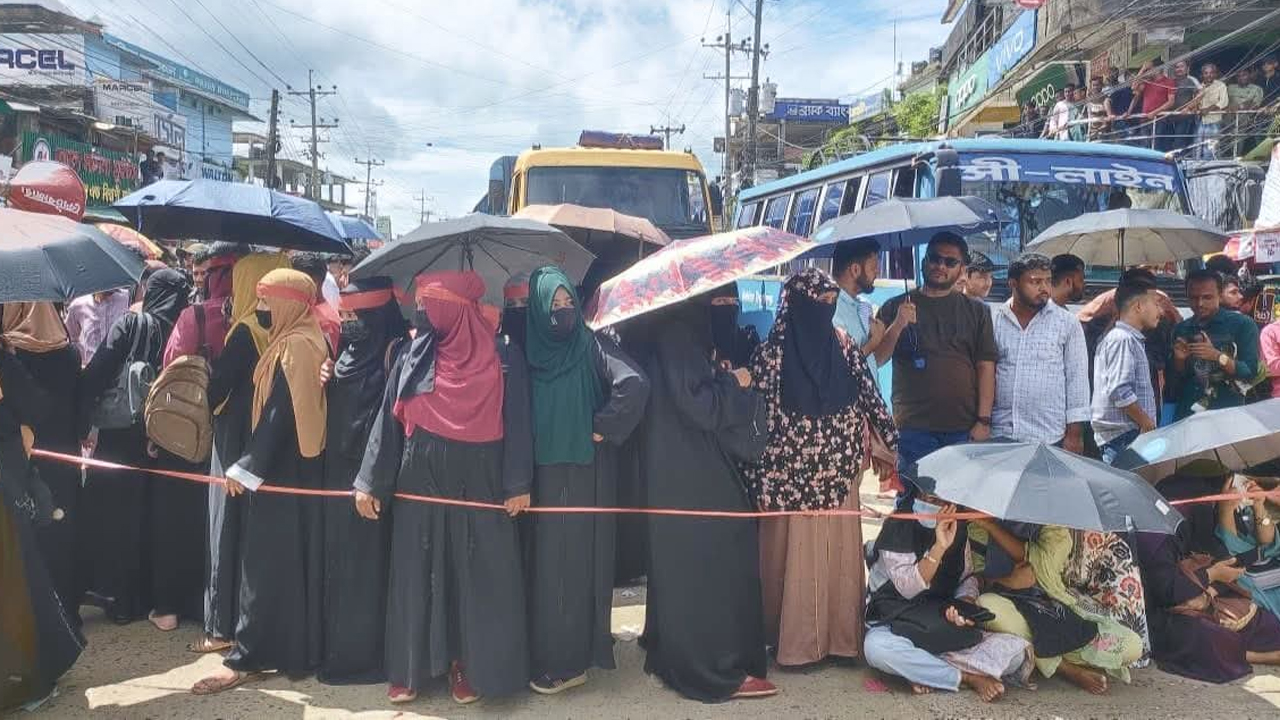 চাকরিচ্যুত শিক্ষকদের অবরোধ, মহাসড়কে যান চলাচল বন্ধ