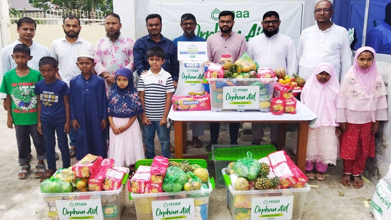 এতিম শিশুদের মাঝে মৌসুমী ফল, শিক্ষা ও ক্রীড়া সামগ্রী বিতরণ