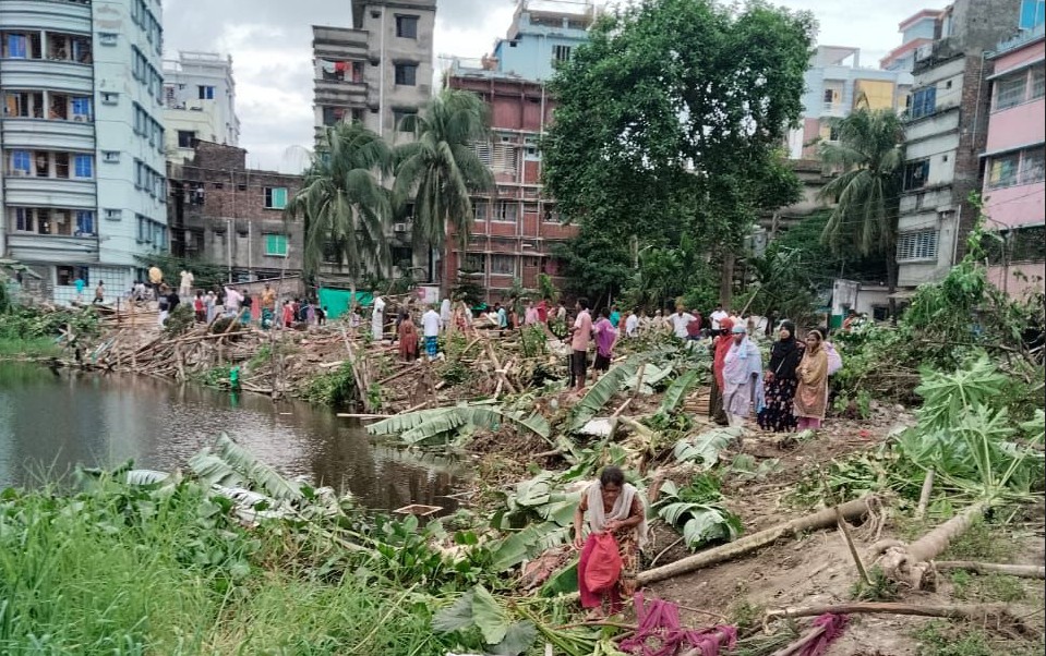 গেন্ডারিয়ায় ডিআইটি পুকুরপাড়ের অবৈধ স্থাপনা উচ্ছেদ রাজউকের