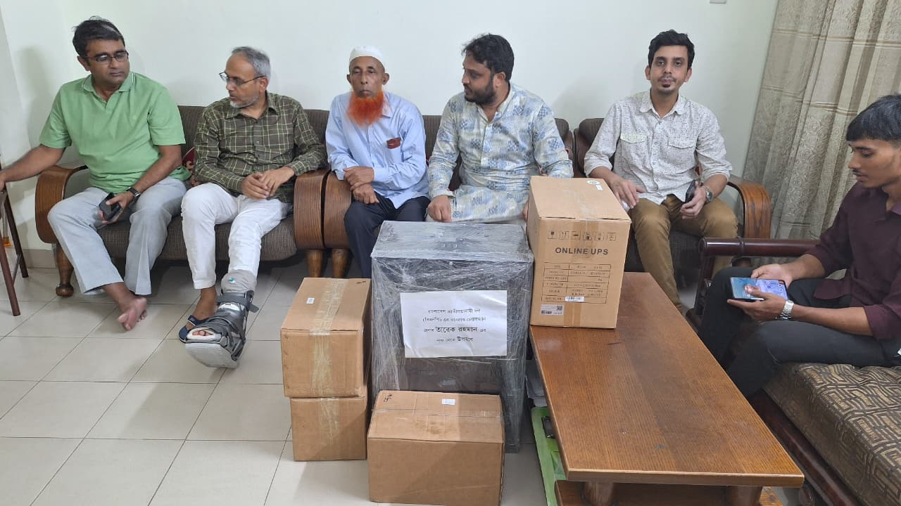 জুলাই আন্দোলনে শহীদ চিকিৎসক ডা. সজীবের পিতাকে তারেক রহমানের উপহার