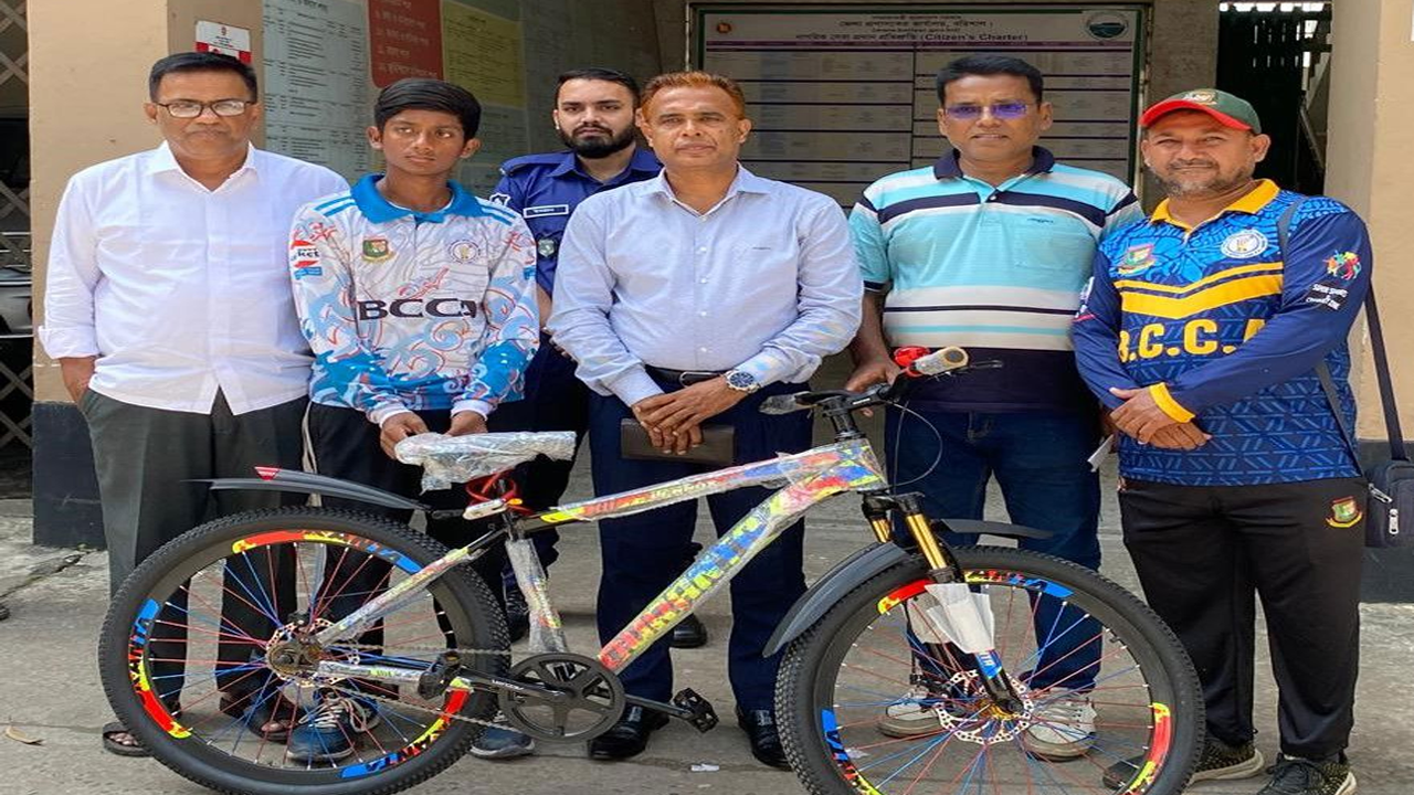 বরিশালে হতদরিদ্র ক্ষুদে ক্রিকেটার রিয়ানের পাশে দাঁড়ালেন জেলা প্রশাসক
