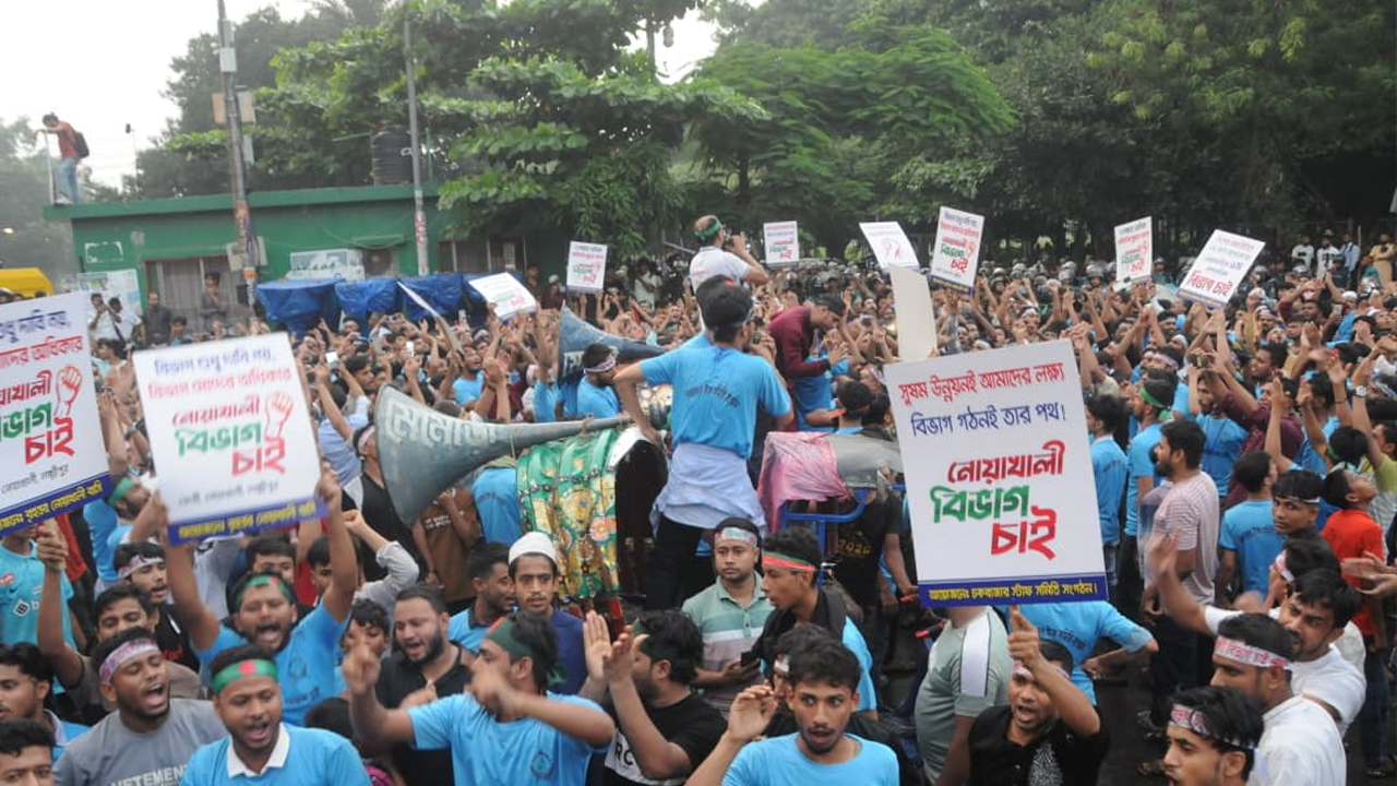 জুলাই সনদ স্বাক্ষর চলাকালে নোয়াখালী বিভাগের দাবিতে খামারবাড়িতে বিক্ষোভ